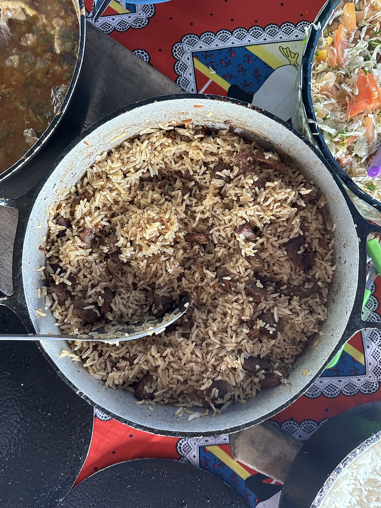 Arroz carreteiro servido em tigela