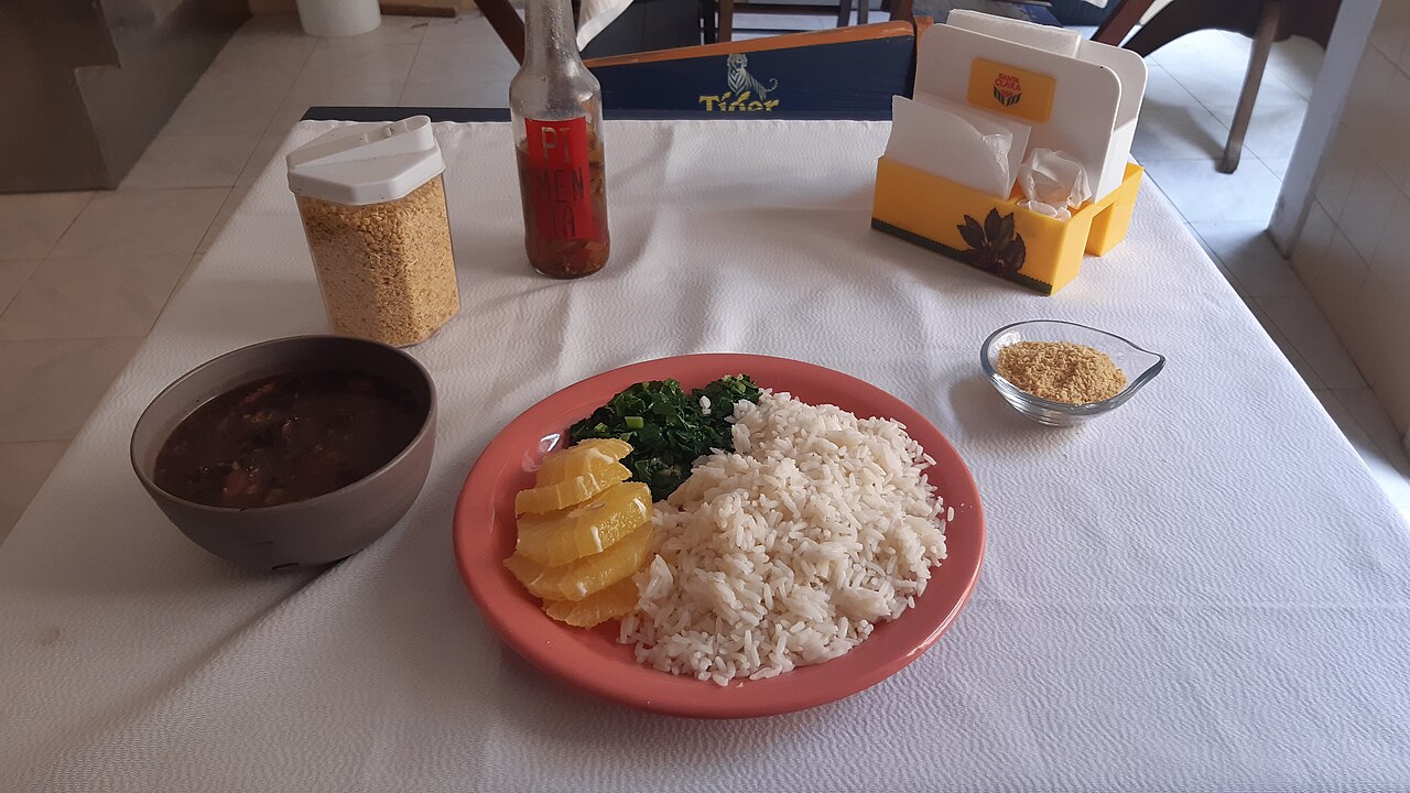Feijoada completa servida em mesa