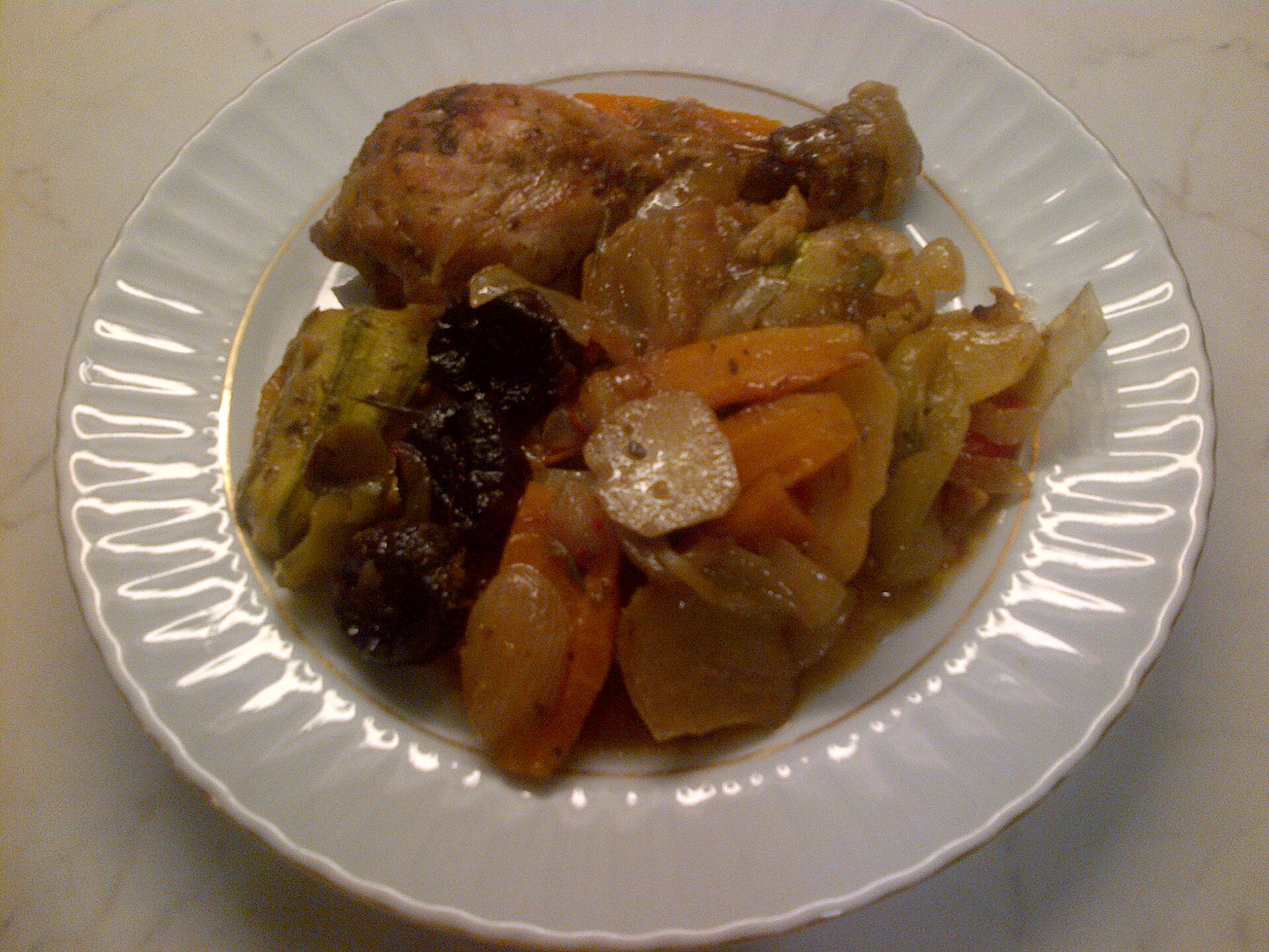 Frango assado dourado com legumes