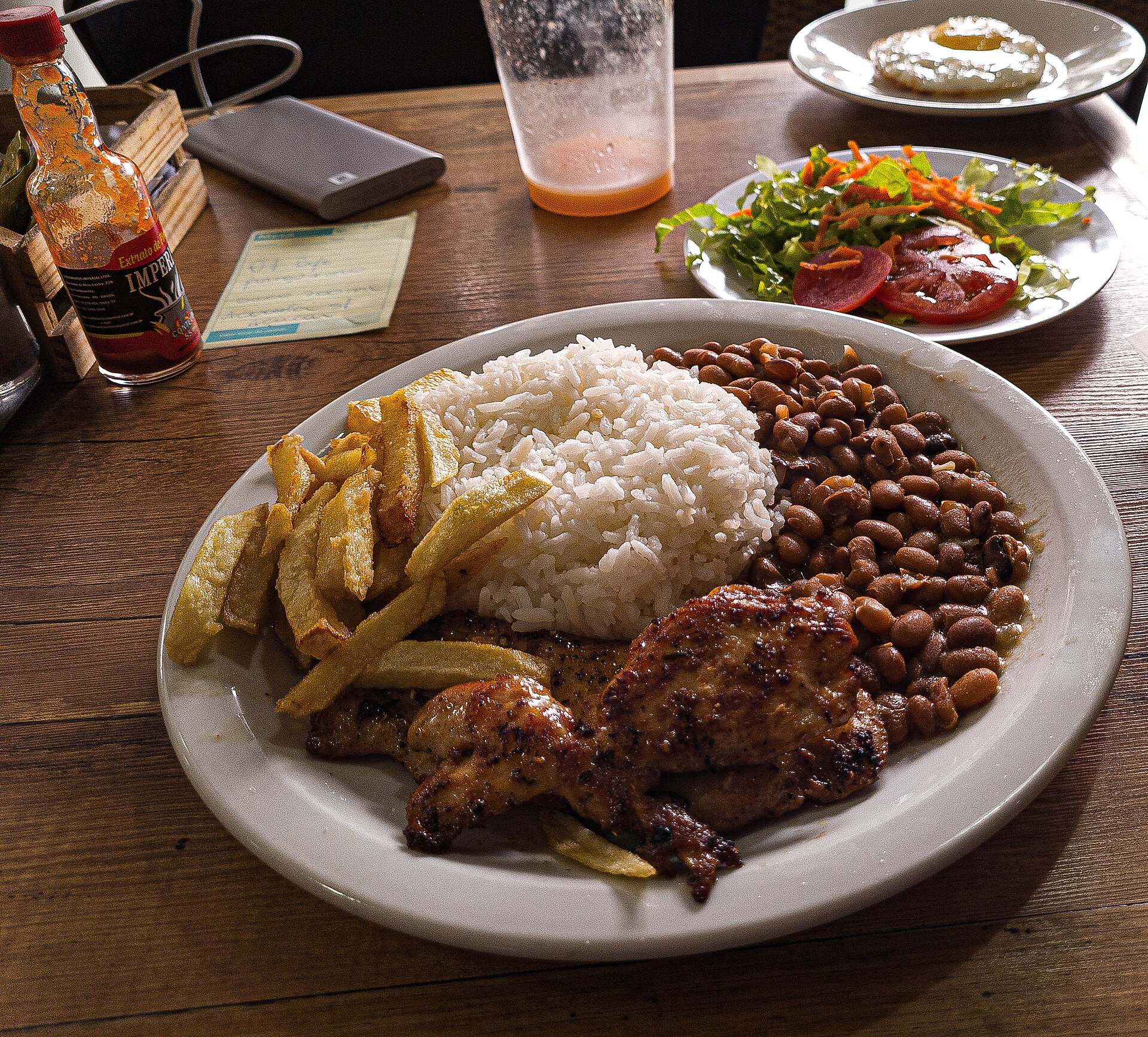Prato feito com arroz, feijão e frango grelhado